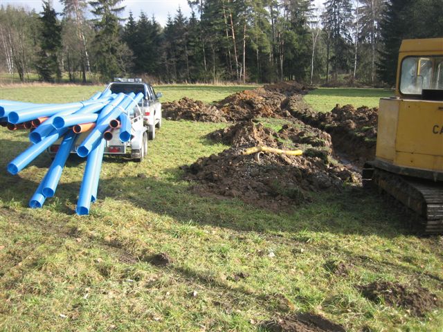 Aufgegrabene Strecke für Drainage