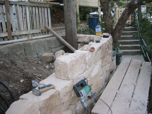 Bearbeitung einer Natursteinmauer