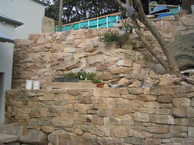 Natursteinmauer und unbearbeitete Steine 2