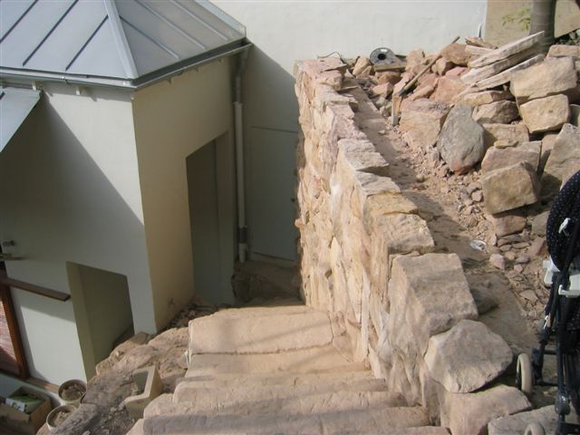 Natursteinmauer und Treppe 1