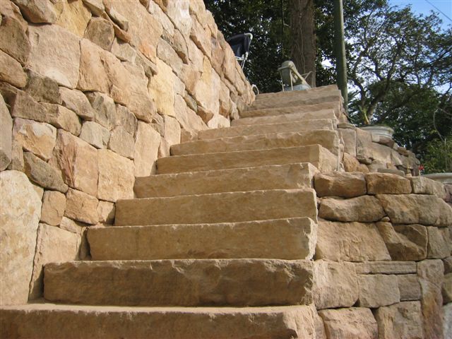 Natursteinmauer und Treppe 2