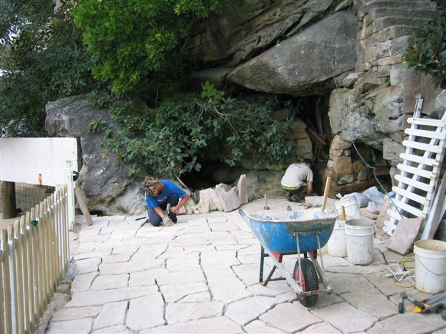 Bearbeitung Natursteinboden im Mosaik