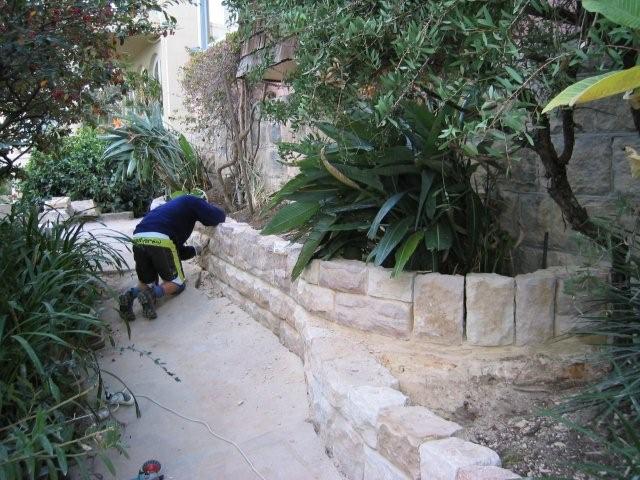 Anpassung Natursteinmauer Gartenanlage bepflanzt